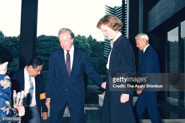 Former U.S. President Jimmy Carter and his wife Rosalynn respond to media reporters after seeing Emperor Hirohito at the Imperial Palace on September...