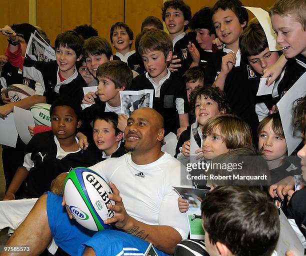 Jonah Lomu, New Zealand star Rugby Player attends a youth rugby clinic at the Global Sports Forum held at the Palau de Congressos on March 9, 2010 in...