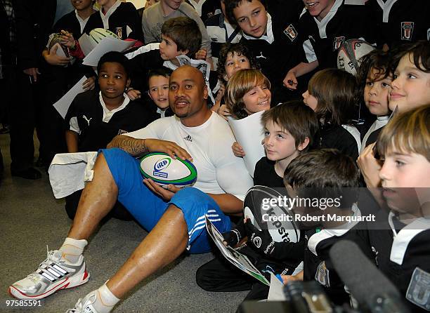 Jonah Lomu, New Zealand star Rugby Player attends a youth rugby clinic at the Global Sports Forum held at the Palau de Congressos on March 9, 2010 in...