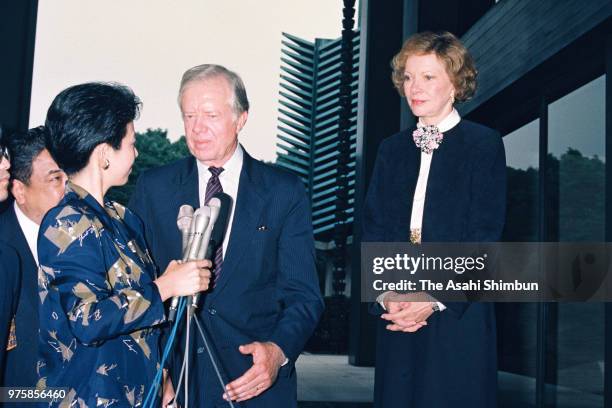 Former U.S. President Jimmy Carter and his wife Rosalynn respond to media reporters after seeing Emperor Hirohito at the Imperial Palace on September...