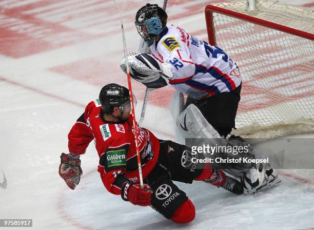 Jason Jaspers of the Koelner Haie fights against Dimitri Paetzold of Ingolstadt during the DEL match between Koelner Haie and ERC Ingolstadt at the...