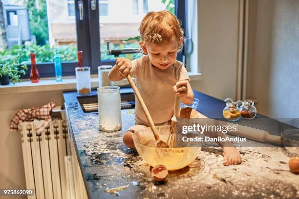 apprendre à cuisiner dès le jeune âge de bébé - chaos photos et images de collection