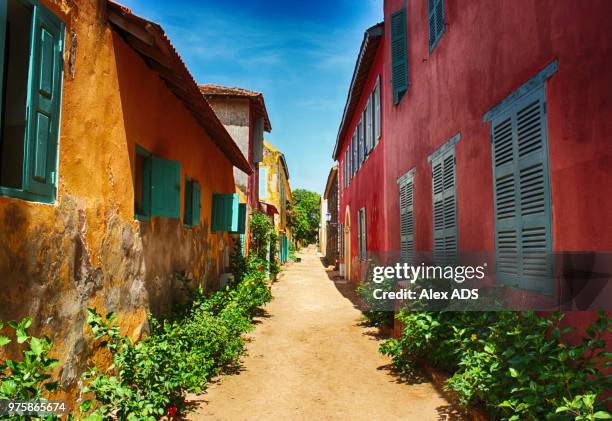colonial houses, goree island, dekar, senegal - koloniale stijl stockfoto's en -beelden
