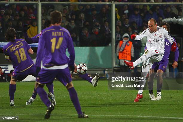 Arjen Robben of Muenchen scores his team's second goal during the UEFA Champions League round of sixteen, second leg match between AFC Fiorentina and...