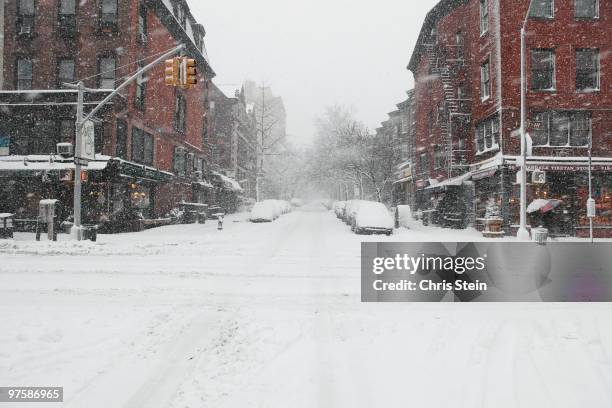 snow covered intersection - sneeuwstorm stockfoto's en -beelden