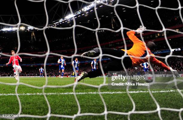 Nicklas Bendtner of Arsenal scores his team's fifth goal from the penalty spot past goalkeeper Helton of Porto during the UEFA Champions League round...