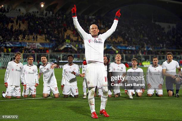 Arjen Robben of Muenchen celebrates with team mates after winning the UEFA Champions League round of sixteen, second leg match between AFC Fiorentina...