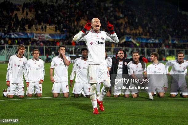 Arjen Robben of Muenchen celebrates with team mates after winning the UEFA Champions League round of sixteen, second leg match between AFC Fiorentina...