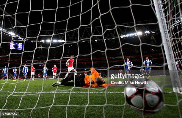Nicklas Bendtner of Arsenal scores his team's fifth goal from the penalty spot past goalkeeper Helton of Porto during the UEFA Champions League round...