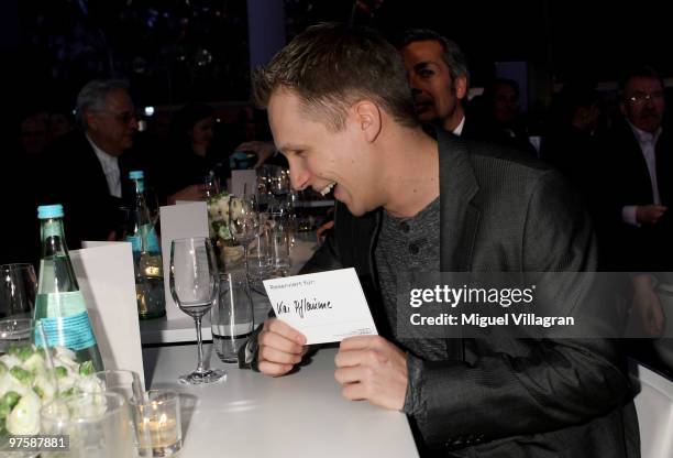 Oliver Pocher holds a card reading 'Kai Pflaume' during the presentation of the new Audi A8 on March 9, 2010 in Munich, Germany.