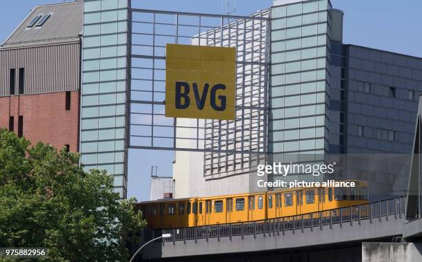 May 2018, Germany, Berlin: A U-Bahn train drives past the German Museum of Technology in the direction of the station Warschauer Strasse. Photo:...