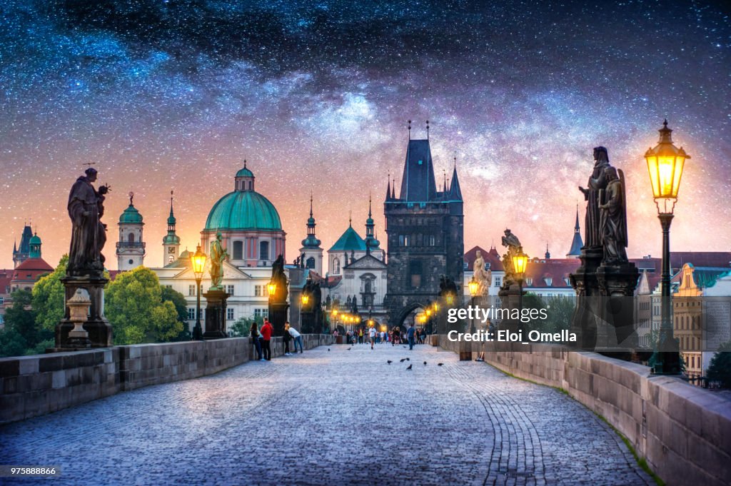 Vista del puente de Carlos en Praga por la noche con la vía Láctea. República Checa