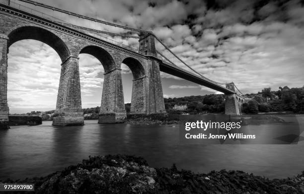 menai bridge - menai hängebrücke stock-fotos und bilder