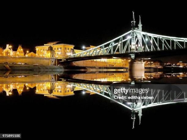 nachts in budapest -spiegelung - spiegelung foto e immagini stock