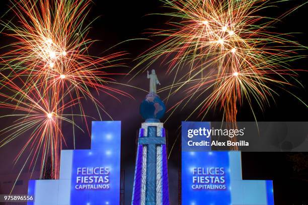 fuegos artificiales en salvador del mundo durante la clausura de las fiestas patronales de san salva - festas stock pictures, royalty-free photos & images