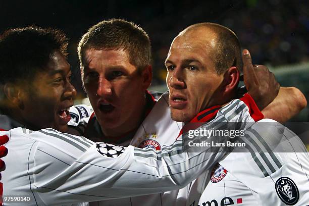 Arjen Robben of Muenchen celebrates with teammates David Alaba and Bastian Schweinsteiger after scoring his teams second goal during the UEFA...