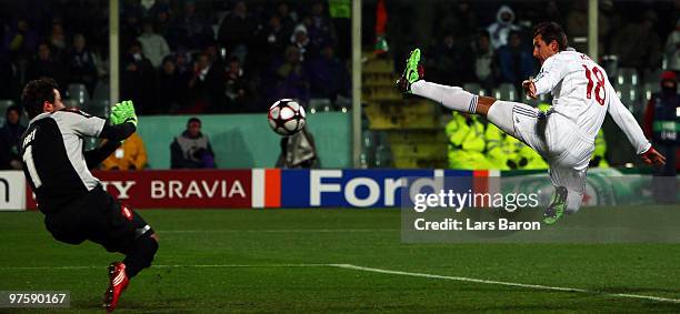 Goalkeeper Sebastien Frey of Florence makes a save on a shot by Miroslav Klose of Muenchen during the UEFA Champions League round of sixteen, second...