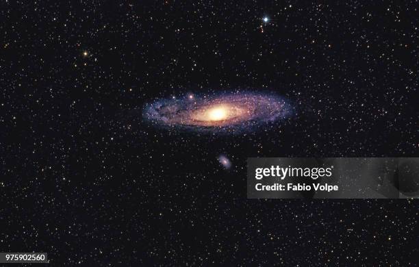 m 31 (andromeda galaxy) - spiralgalaxie stock-fotos und bilder