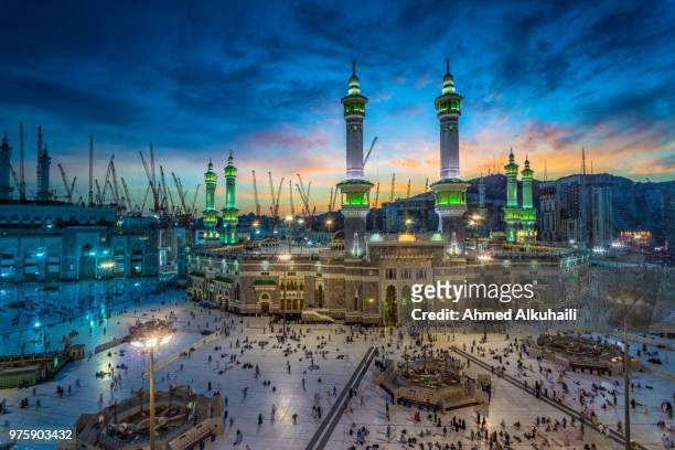 large group of people gathering outside al-masjid al-haram, mecca, saudi arabia - mecca stockfoto's en -beelden