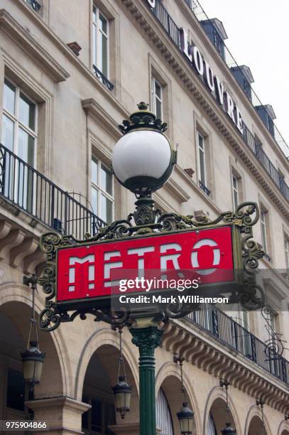 paris metro sign. - entrée metro paris photos et images de collection