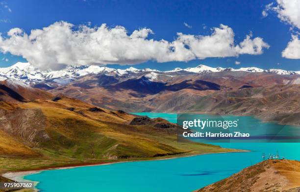 himalayas over yamdrok lake, lhasa, tibet, china - lhasa stock-fotos und bilder