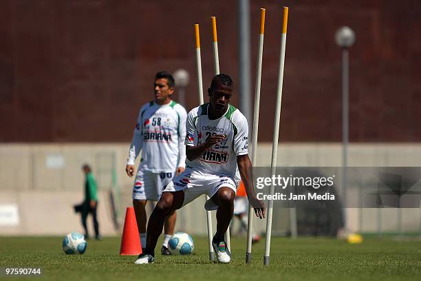 Santos' player Darwin Quintero exercises during a training session at TSM on March 9, 2010 in Torreon, Mexico.