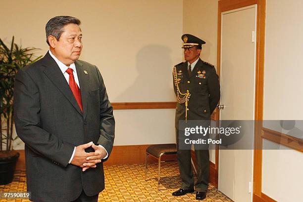 Indonesia's President Susilo Bambang Yudhoyono waits for Australia's opposition leader Tony Abbott to arrive at their meeting at the Hyatt Hotel on...