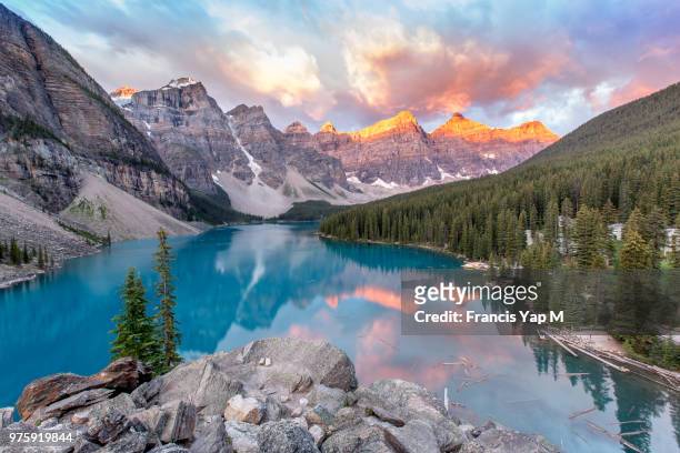 a lake and mountains at sunrise. - canada photos et images de collection