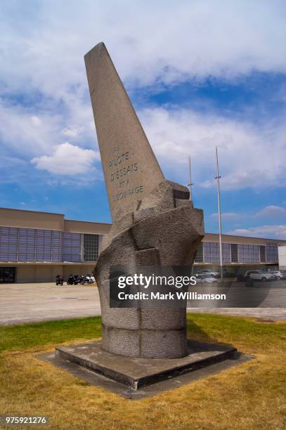 monument at le bourget. - bourget stock pictures, royalty-free photos & images