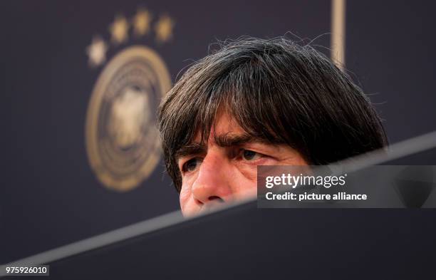 Italien, Eppan: Bundestrainer Joachim Löw spricht bei einer Pressekonferenz nach dem Mannschaftstraining am Sportzentrum Rungg. Die Deutsche...