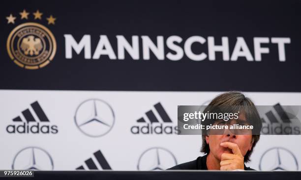 Italien, Eppan: Bundestrainer Joachim Löw spricht bei einer Pressekonferenz nach dem Mannschaftstraining am Sportzentrum Rungg. Die Deutsche...