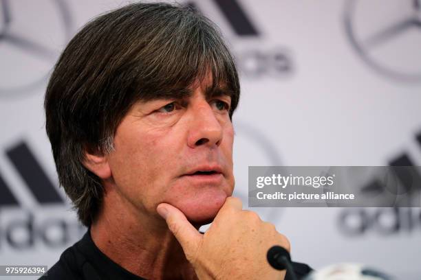 Italien, Eppan: Bundestrainer Joachim Löw spricht bei einer Pressekonferenz nach dem Mannschaftstraining am Sportzentrum Rungg. Die Deutsche...