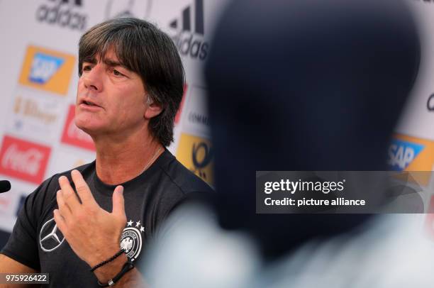 Italien, Eppan: Bundestrainer Joachim Löw spricht bei einer Pressekonferenz nach dem Mannschaftstraining am Sportzentrum Rungg. Die Deutsche...