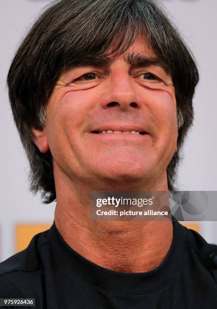 Italien, Eppan: Bundestrainer Joachim Löw spricht bei einer Pressekonferenz nach dem Mannschaftstraining am Sportzentrum Rungg. Die Deutsche...