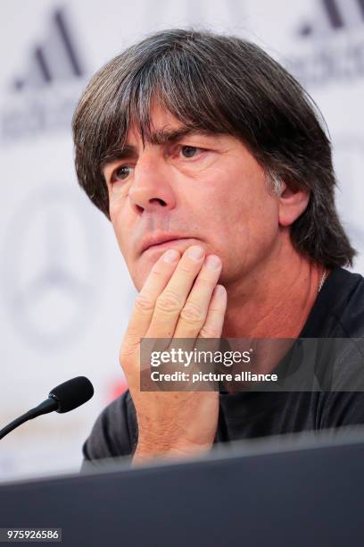 Italien, Eppan: Bundestrainer Joachim Löw spricht bei einer Pressekonferenz nach dem Mannschaftstraining am Sportzentrum Rungg. Die Deutsche...