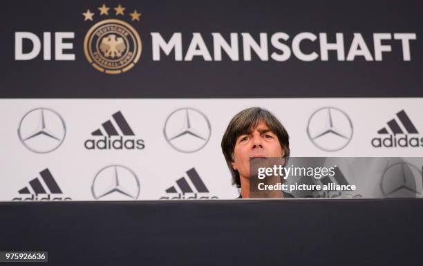 Italien, Eppan: Bundestrainer Joachim Löw spricht bei einer Pressekonferenz nach dem Mannschaftstraining am Sportzentrum Rungg. Die Deutsche...