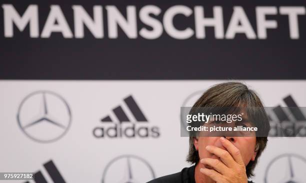 Italien, Eppan: Bundestrainer Joachim Löw spricht bei einer Pressekonferenz nach dem Mannschaftstraining am Sportzentrum Rungg. Die Deutsche...