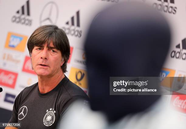 Italien, Eppan: Bundestrainer Joachim Löw spricht bei einer Pressekonferenz nach dem Mannschaftstraining am Sportzentrum Rungg. Die Deutsche...