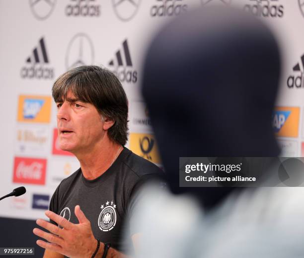 Italien, Eppan: Bundestrainer Joachim Löw spricht bei einer Pressekonferenz nach dem Mannschaftstraining am Sportzentrum Rungg. Die Deutsche...