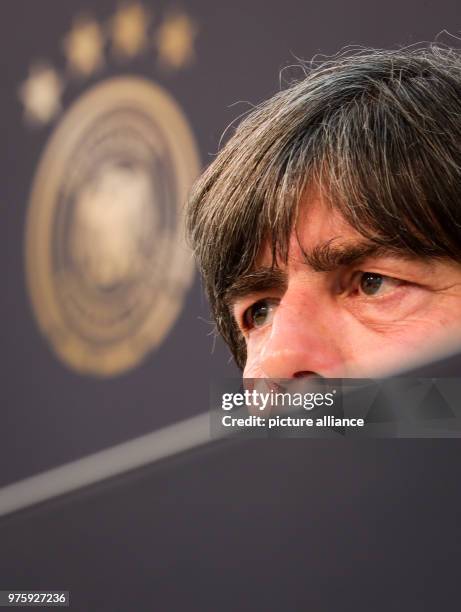 Italien, Eppan: Bundestrainer Joachim Löw spricht bei einer Pressekonferenz nach dem Mannschaftstraining am Sportzentrum Rungg. Die Deutsche...