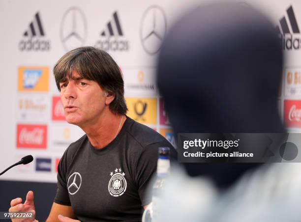 Italien, Eppan: Bundestrainer Joachim Löw spricht bei einer Pressekonferenz nach dem Mannschaftstraining am Sportzentrum Rungg. Die Deutsche...