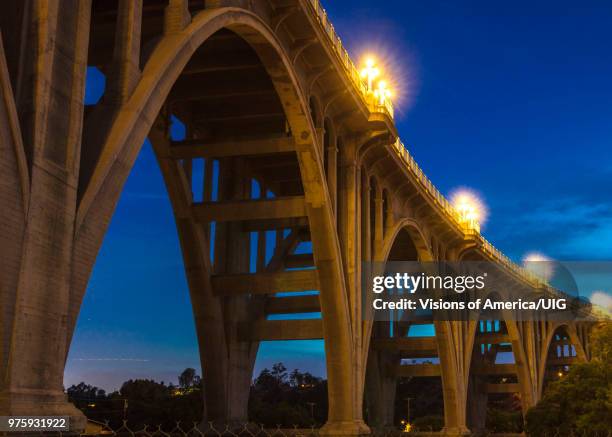 historic colorado bridge arches at dusk, pasadena, ca - pasadena californie photos et images de collection