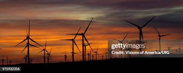 windmills and wind power at sunset outside of mojave, california - tehachapi stock pictures, royalty-free photos & images