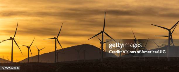 windmills and wind power at sunset outside of mojave, california - tehachapi stock-fotos und bilder