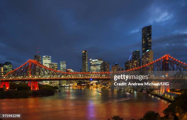 story bridge lit up after dark, brisbane, australia. - riverbank stock pictures, royalty-free photos & images