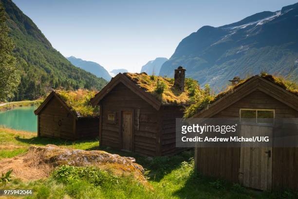 lovatnet lake,  traditional norwegian house topped with sod roof. - verwaltungsbezirk sogn og fjordane stock-fotos und bilder