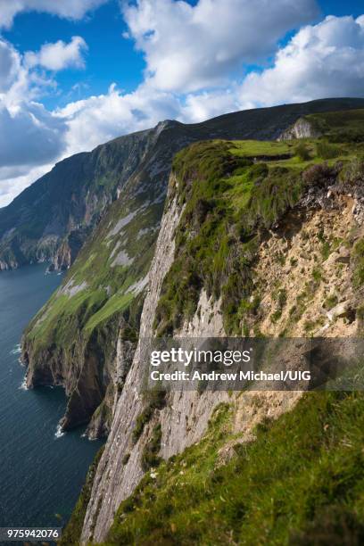 slieve league cliffs, on the west coast of donegal, republic of ireland. - slieve league donegal stock-fotos und bilder