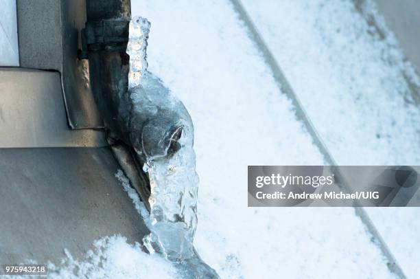 frozen drainpipes - burst pipe stockfoto's en -beelden