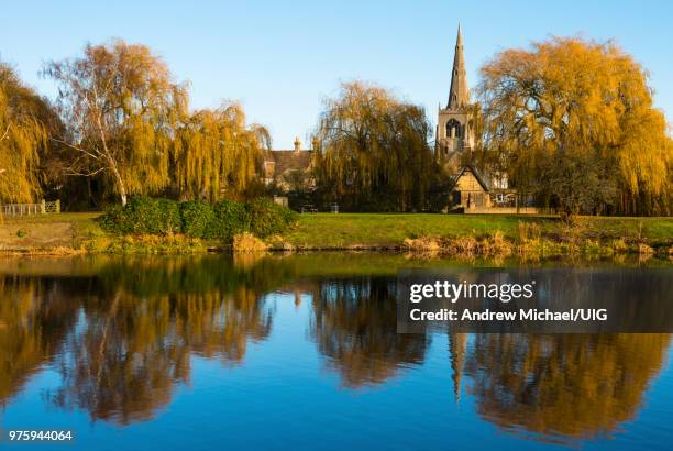 st. mary the virgin church reflected in the lower pool, cambridgeshire, england - the laslett cru kafe host cocktails in support of st marys childrens fund stockfoto's en -beelden