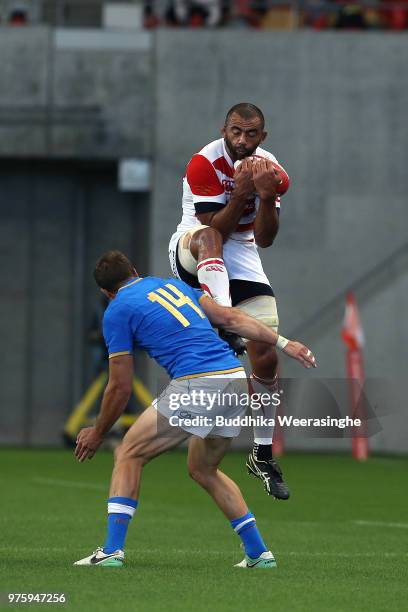 Michael Leitch of Japan and Tommaso Benvenuti of Italy compete for the ball during the rugby international match between Japan and Italy at Noevir...